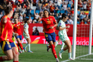 Fotografía de Lavandeira Jr., en la que puede verse en una imagen de archivo del 8 de abril de 2025 a la extremo izquierda de España Salma Paralluelo (c), durante un partido de la Liga de Naciones. EFE