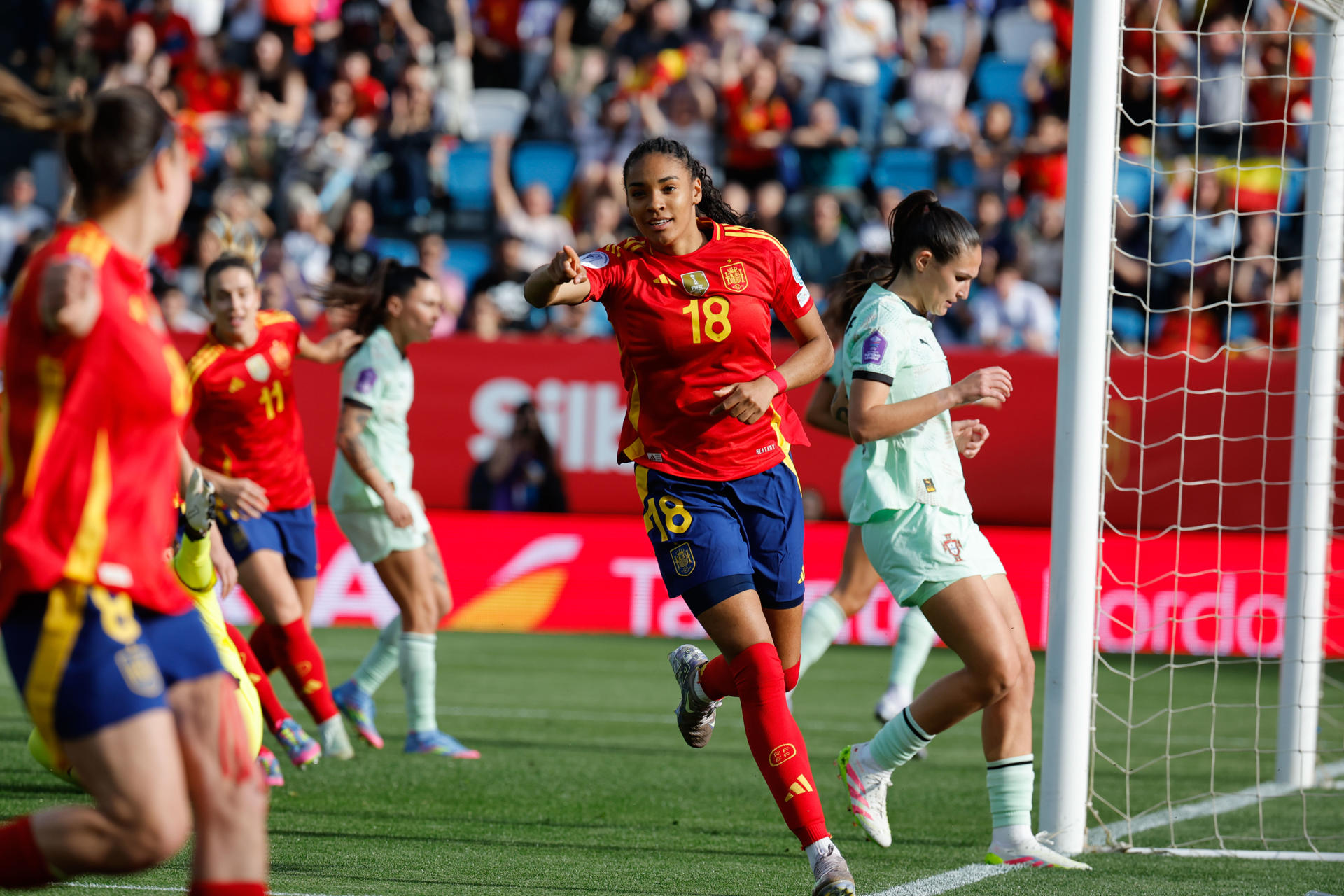 Fotografía de Lavandeira Jr., en la que puede verse en una imagen de archivo del 8 de abril de 2025 a la extremo izquierda de España Salma Paralluelo (c), durante un partido de la Liga de Naciones. EFE