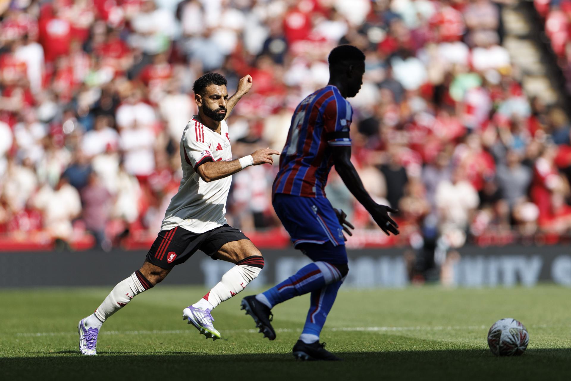 Mohamed Salah, del Liverpool, y Marc Guehi, del Crystal Palace, en la Community Shield. EFE/EPA/TOLGA AKMEN