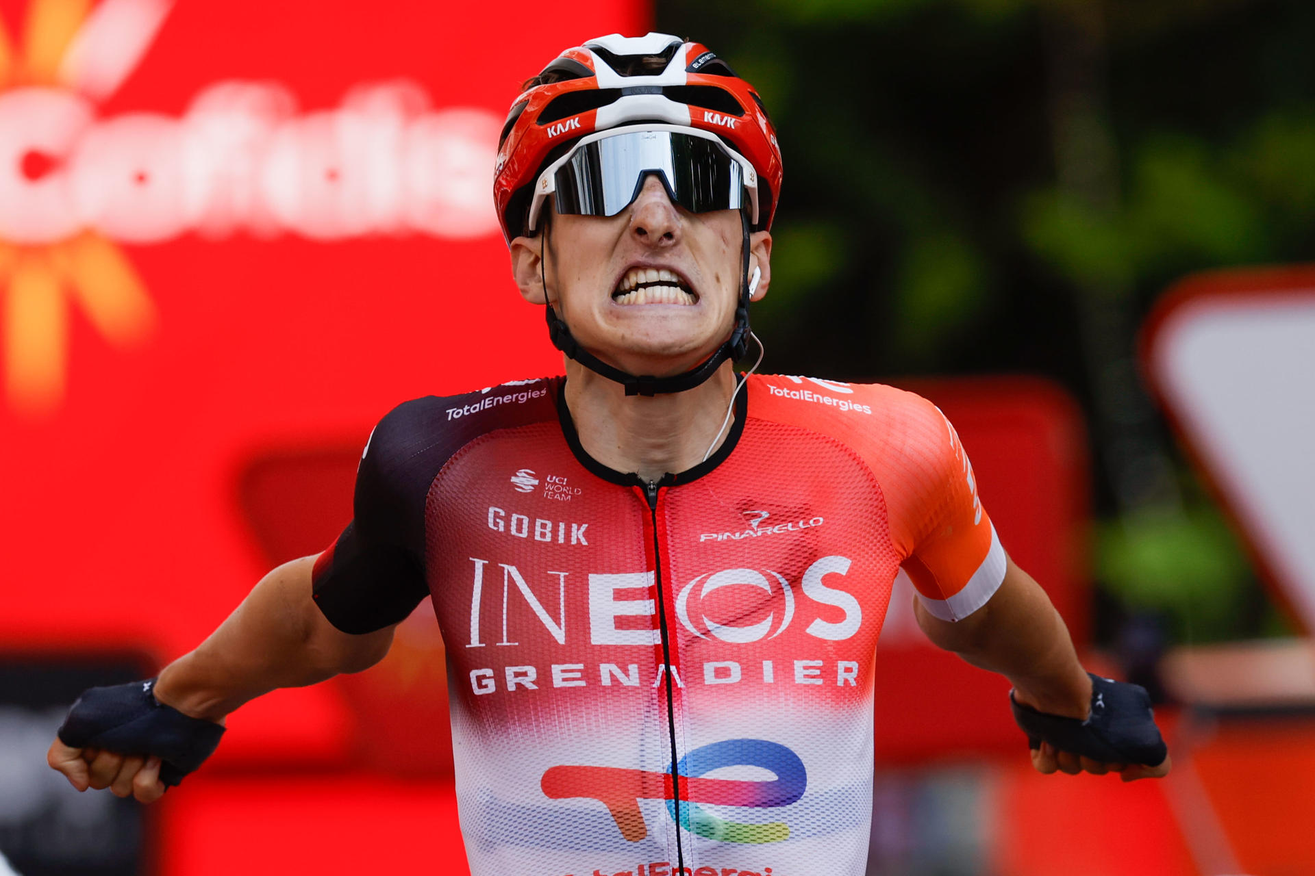 El ciclista británico del Ineos Ben Turner celebra su victoria en la cuarta etapa de la Vuelta Ciclista a España, que discurre este martes entre las localidades de Susa y Voiron sobre 206,7 kilómetros, que empieza en Italia y acaba en Francia como transición para llegar a territorio español. EFE/ Javier Lizon