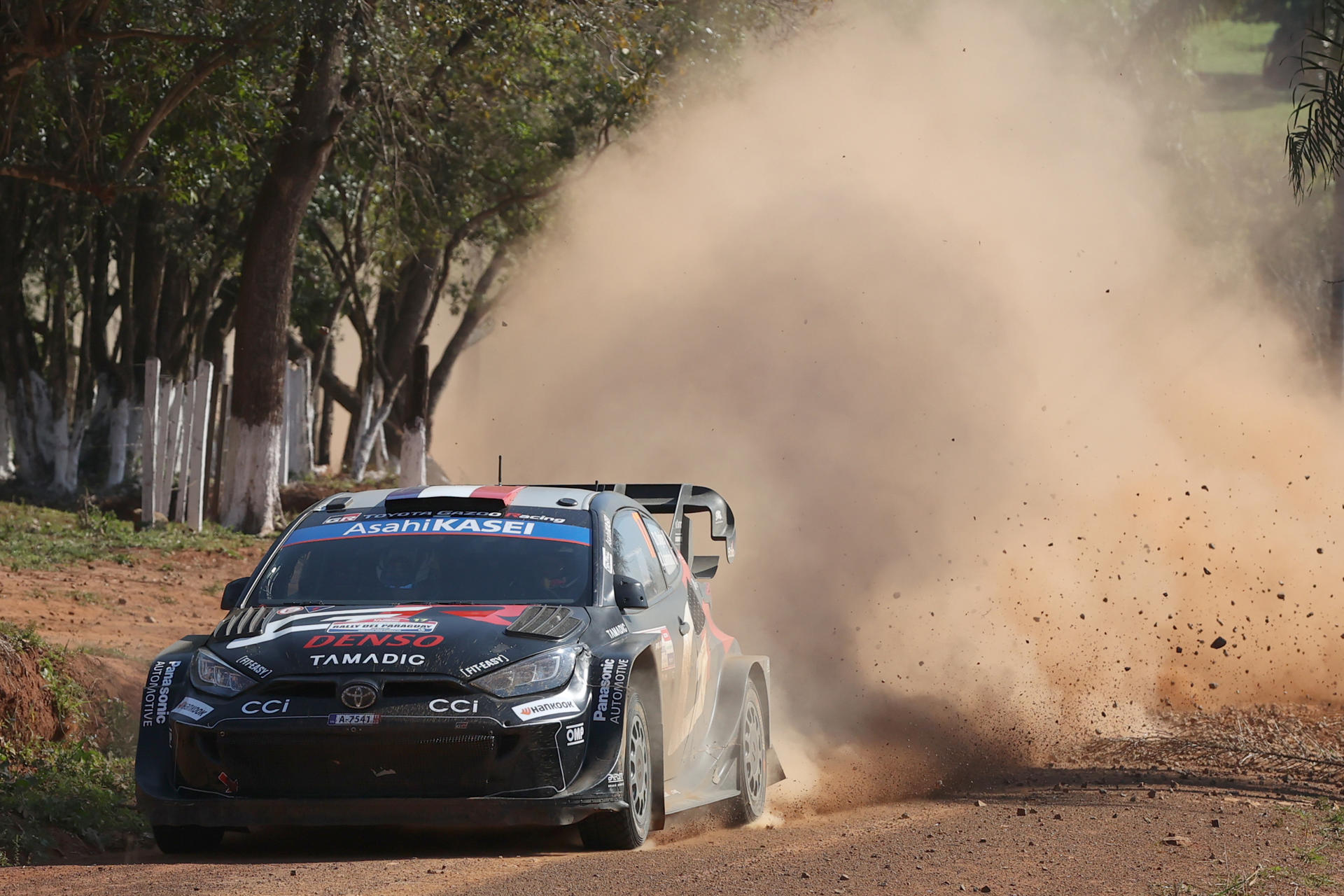 Los pilotos de Francia Sebastien Ogier y Vincent Landais, del Toyota Gaza Racing WRT, compiten en la segunda jornada del Rally de Paraguay del Campeonato Mundial de Rallies (WRC) en General Artigas. EFE/Juan Pablo Pino