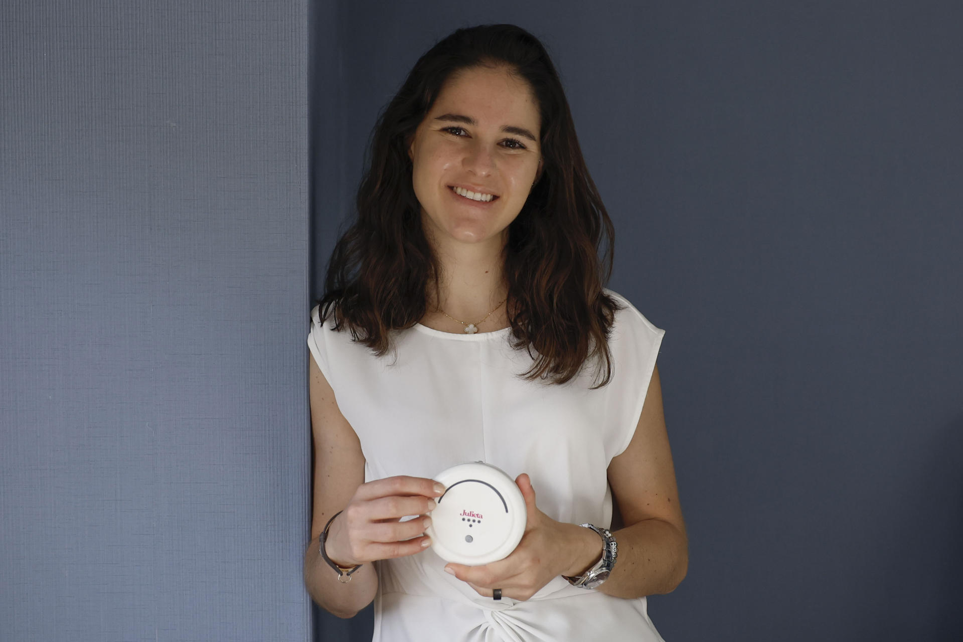 Julieta es un dispositivo portátil que permite detectar el riesgo de cáncer de mama en zonas remotas de Colombia, entre mujeres de población vulnerable, lo que facilita un diagnóstico precoz que puede salvar vidas.Así lo explica a EFE la emprendedora colombiana de 28 años Valentina Agudelo, CEO de Salva Health, una startup tecnológica dedicada a favorecer el acceso al diagnóstico médico a poblaciones vulnerables. En la imagen, Valentina Agudelo posa con el dispositivo Julieta en una foto de archivo del 10/06/2025. EFE/Juan Carlos Hidalgo