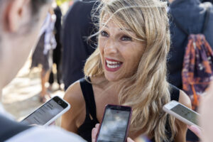 La vicepresidenta segunda y ministra de Trabajo y Economía Social, Yolanda Díaz, ofrece declaraciones a los medios mientras participa en la manifestación convocada en favor del pueblo palestino este viernes, en la Playa de Playa América de Nigrán (Pontevedra). . EFE/ Salvador Sas