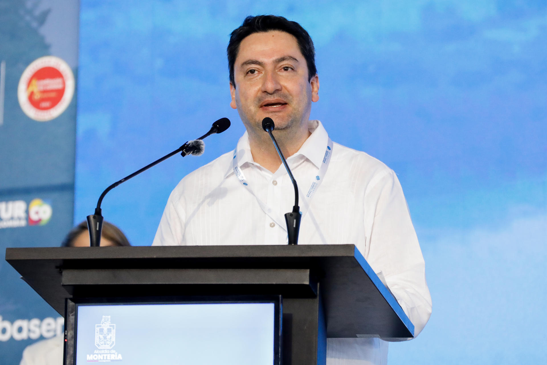 El director de proyectos de infraestructura urbana, agua y saneamiento del CAF, Fernando Peña, habla durante el Rivercity Global Forum este miércoles, en Montería (Colombia). EFE/ Juan Diego López
