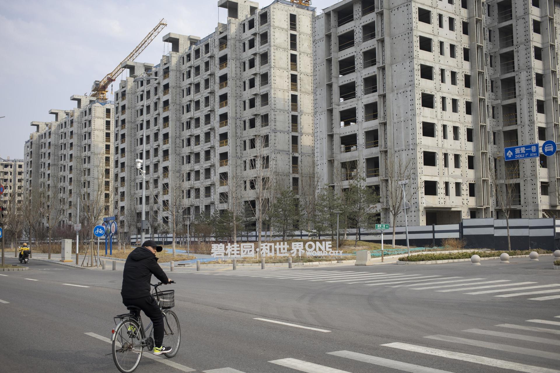 Fotografía de archivo de un sitio de construcción de edificios residenciales desarrollado por Country Garden en Beijing, China, el 02 de abril de 2024. EFE/EPA/Andrés Martínez Casares