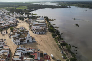 Marismas de Doñana junto al poblado de El Rocío(Almonte) Huelva, en una imagen de archivo. EFE/ José Manuel Vidal