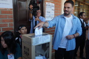 El candidato a la Presidencia de Bolivia por el gubernamental Movimiento al Socialismo (MAS), Eduardo del Castillo, votando, en Santa Cruz (Bolivia). EFE/Juan Pablo Roca