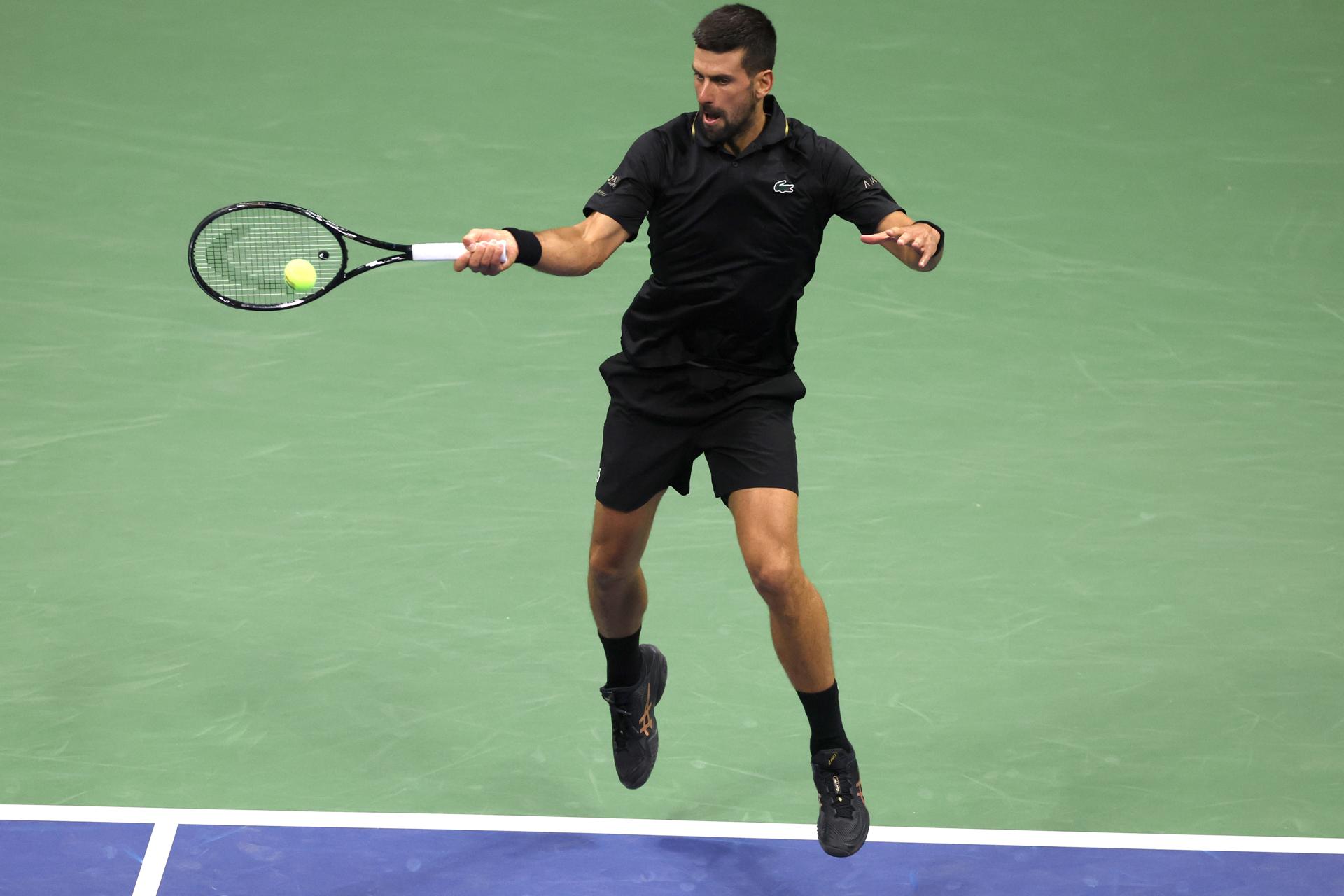 El serbio Novak Djokovic se convirtió, a sus 38 años, en el tenista de mayor edad en llegar a los octavos de final en Nueva York desde que lo hiciera Jimmy Connors en 1991. EFE/EPA/JOHN G. MABANGLO