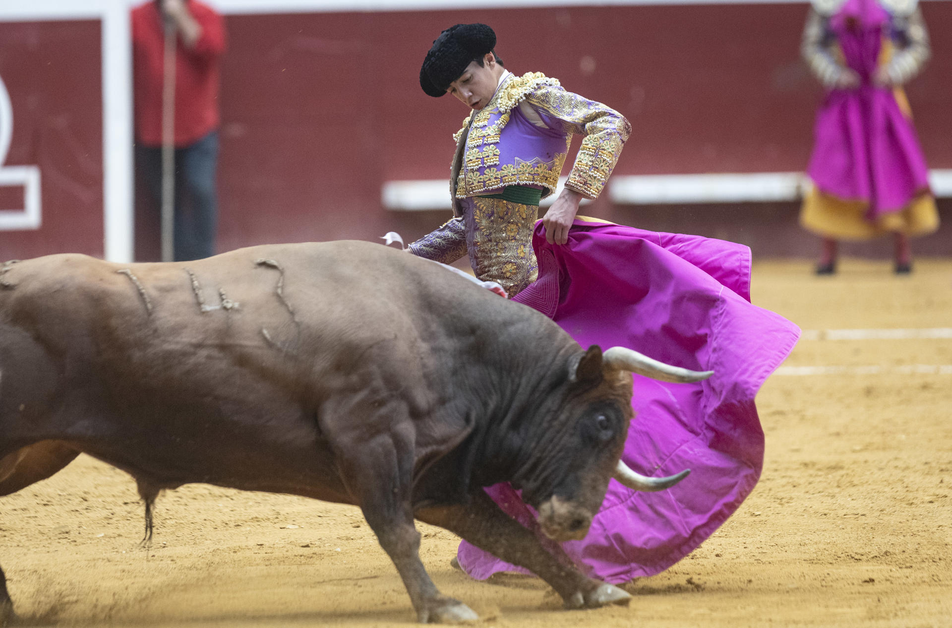 El torero Marco Pérez este viernes durante la segunda corrida de toros de la Semana Grande de San Sebastián. EFE/Javier Etxezarreta