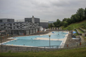 Vista general este jueves de la piscina de El Fango, en el barrio bilbaíno de Rekalde. Un niño de once años que fue evacuado el pasado domingo tras perder el conocimiento falleció el miércoles tras permanecer tres días en la UCI del Hospital de Cruces. EFE/Javier Zorrilla