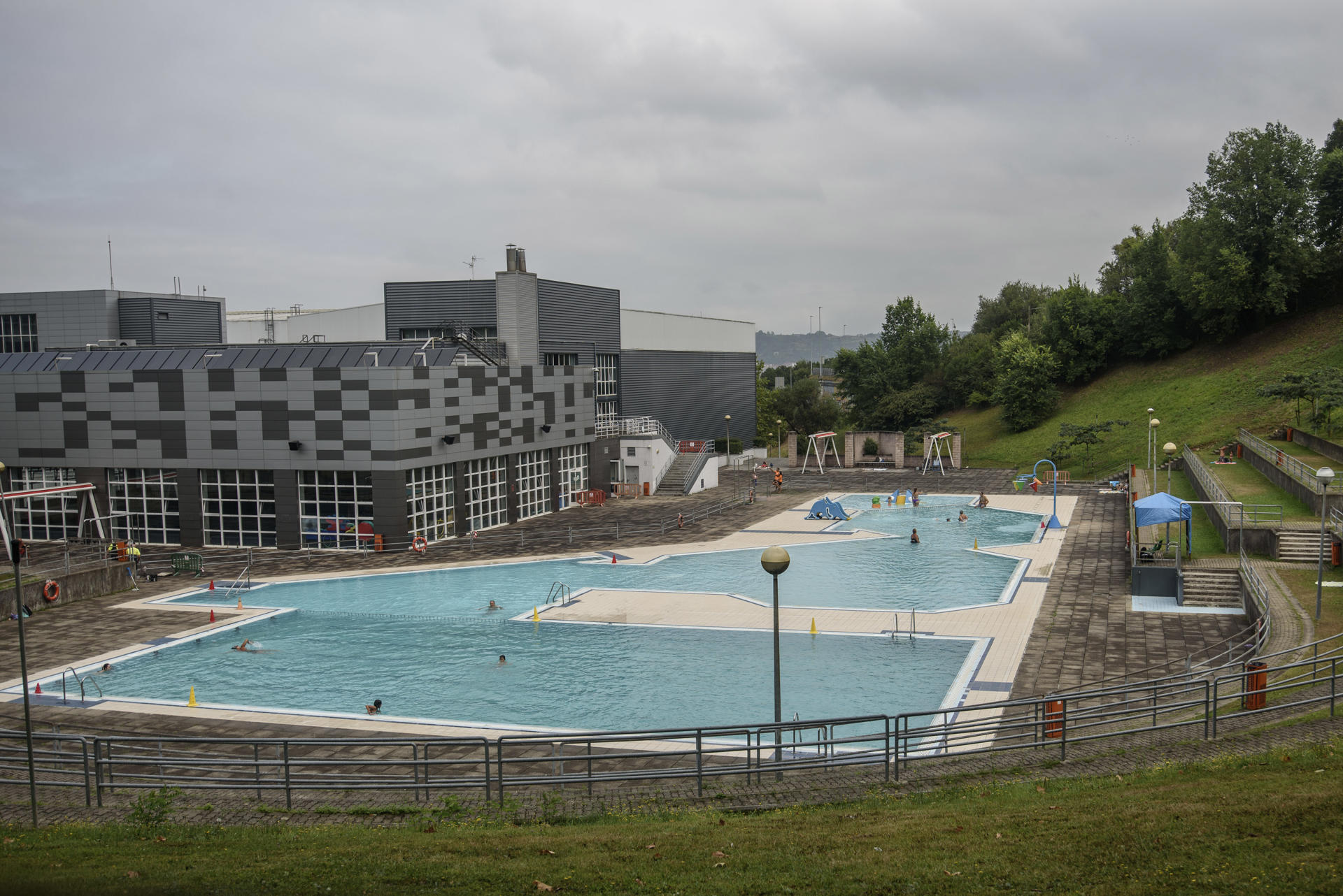Vista general este jueves de la piscina de El Fango, en el barrio bilbaíno de Rekalde. Un niño de once años que fue evacuado el pasado domingo tras perder el conocimiento falleció el miércoles tras permanecer tres días en la UCI del Hospital de Cruces. EFE/Javier Zorrilla