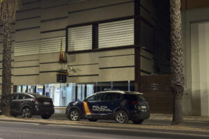Dotaciones policiales frente a la comisaría de Don Benito (Badajoz), cuyos efectivos se han desplazado esta medianoche de lunes hasta la calle Canalejas, donde han hallado el cadáver de una mujer. EFE/Samuel Sánchez