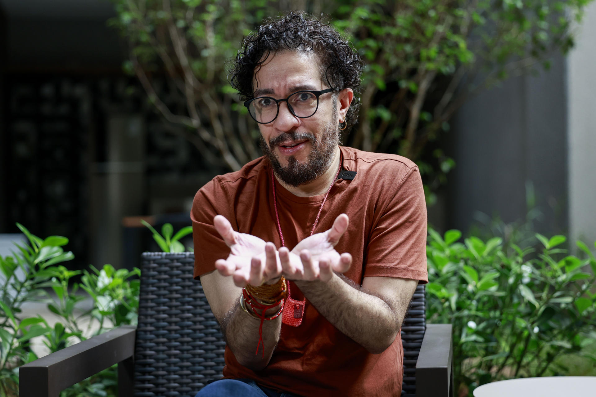 Jean Wyllys, el diputado gay que sobrevivió a la industria de la mentira en Brasil Jean Wyllys Santos, uno de los principales defensores de los derechos de la comunidad LGTBIQ+ en Brasil, durante una entrevista con EFE en su casa de São Paulo el pasado 17 de abril, en la que describe como su vida se volvió insoportable cuando la maquinaria de mentiras montada por la extrema derecha se propuso aniquilar su imagen con insultos, humillaciones en público, agresiones y amenazas de muerte. EFE/SEBASTIÃO MOREIRA
