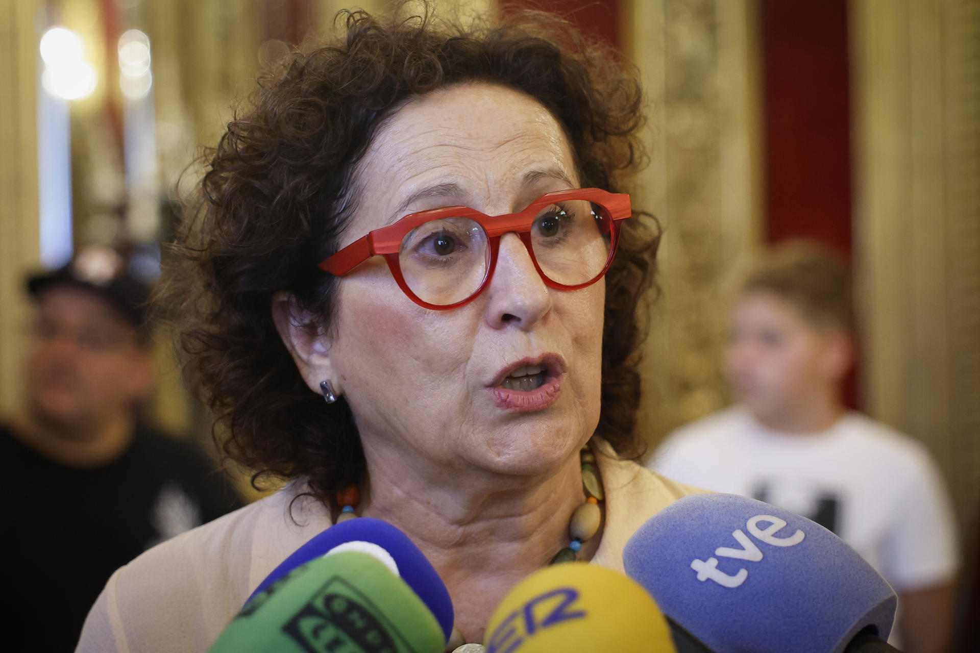 La consejera de Derechos Sociales del Gobierno de Navarra, Carmen Maeztu, atiende a los periodistas tras una recepción este martes en el Palacio de Navarra en donde ha confirmado que, a pesar de ser una comunidad con los servicios de acogida ya "tensionados", Navarra será solidaria con Canarias y acogerá a los 118 menores que le corresponden según el reparto del Gobierno central. EFE/ Villar López