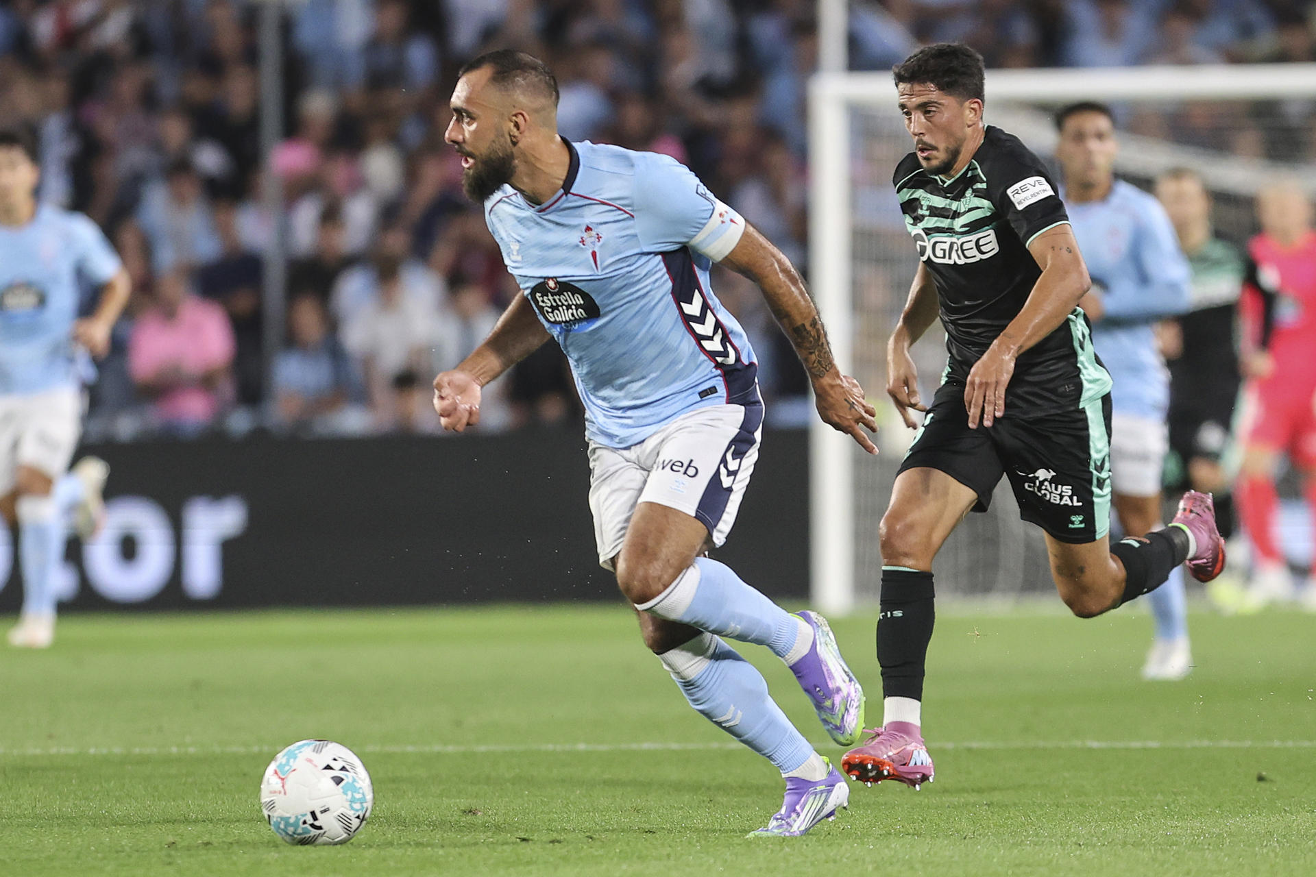 El delantero del Celta Borja Iglesias (i) durante el partido de LaLiga de fútbol que Celta de Vigo y Real Betis disputan en el estadio de Balaídos. EFE/Salvador Sas