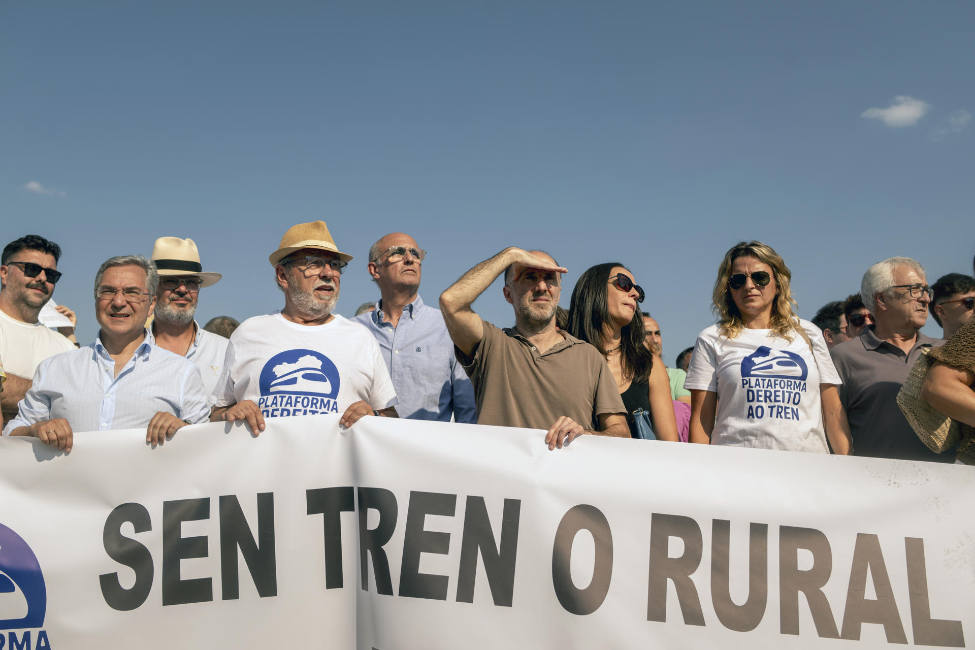 El alcalde de Ourense, Gonzalo Pérez Jácome (c) y el presidente de la Diputación de Ourense, Luis Menor (2i), entre otros, participan en la manifestación convocada por la plataforma ciudadana 'Dereito ao Tren' para exigir al Ministerio de Transportes la inmediata reordenacióndeloshorariosferroviarios, con el fin de garantizar conexiones útiles adaptadas a las necesidades de la población de la zona de influencia de la estación A Gudiña–Porta de Galicia. EFE/ Brais Lorenzo