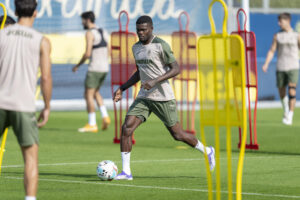 El centrocampista Thomas Partey, último fichaje del club, y los extremos Yeremy Pino e Ilias Akomach, han sido las principales novedades en la sesión de trabajo del Villarreal de fútbol de este viernes. Sin duda, el principal protagonista es el futbolista ghanés, Thomas Partey, que ha realizado su primer entrenamiento con el equipo, tras ser anunciado el miércoles como nuevo jugador del Villarreal CF, en una sesión de trabajo a puerta cerrada, en la que el futbolista ha tomado contacto con sus nuevos compañeros y su nuevo técnico.-EFE/ Villarreal Club de Fútbol ***SOLO USO EDITORIAL/SOLO DISPONIBLE PARA ILUSTRAR LA NOTICIA QUE ACOMPAÑA (CRÉDITO OBLIGATORIO)***