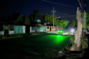 Fotografía de una calle sin luz durante un apagón en La Habana (Cuba). EFE/ Ernesto Mastrascusa