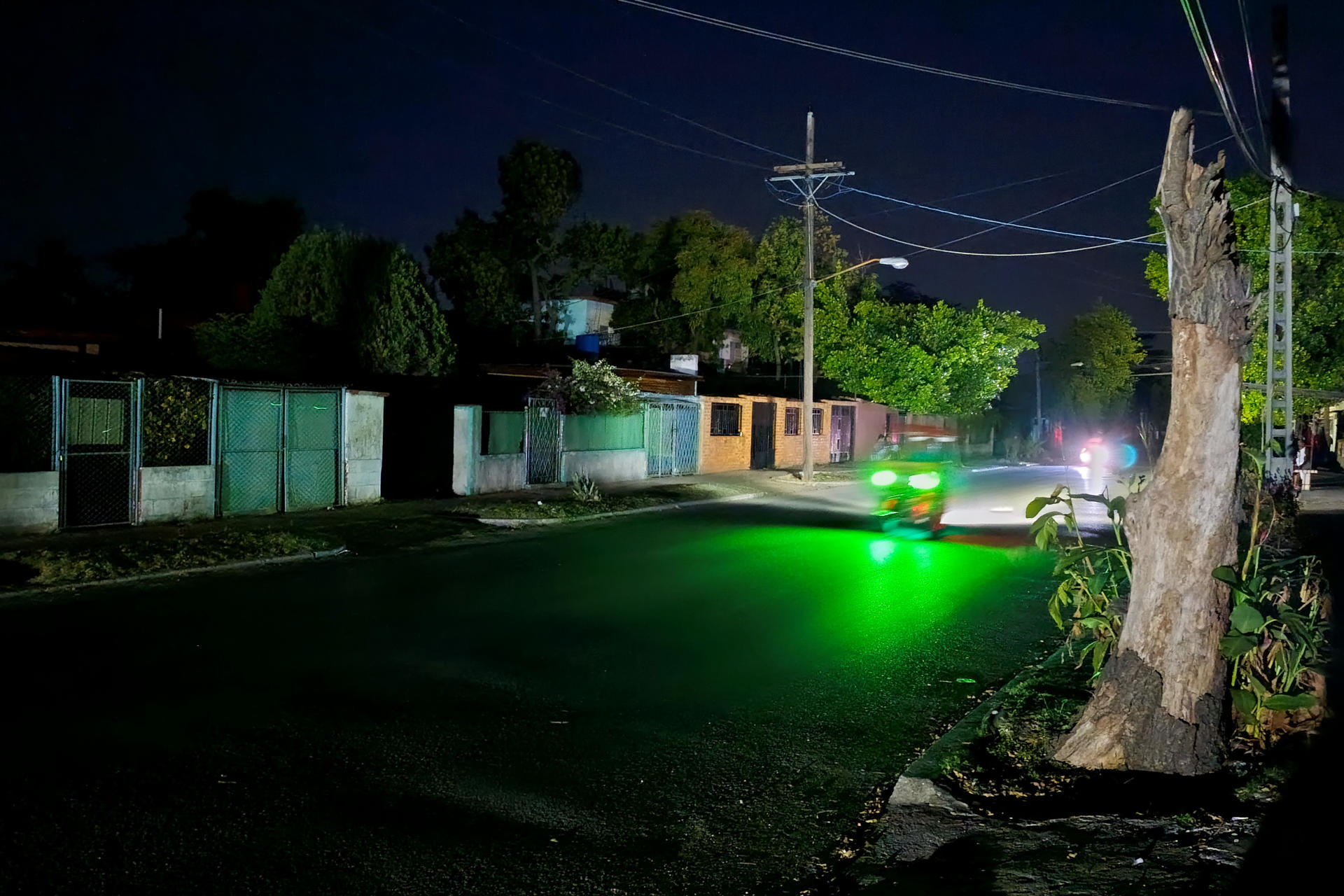 Fotografía de una calle sin luz durante un apagón en La Habana (Cuba). EFE/ Ernesto Mastrascusa