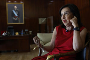La ministra de Defensa, Margarita Robles, en una entrevista con EFE, ha asegurado este martes que la Unidad Militar de Emergencias (UME) se prepara durante todo el año para afrontar los incendios forestales, mientras que en el caso de las comunidades autónomas, "cada una será la que tenga que decir si estaba preparada o no". EFE/Chema Moya
