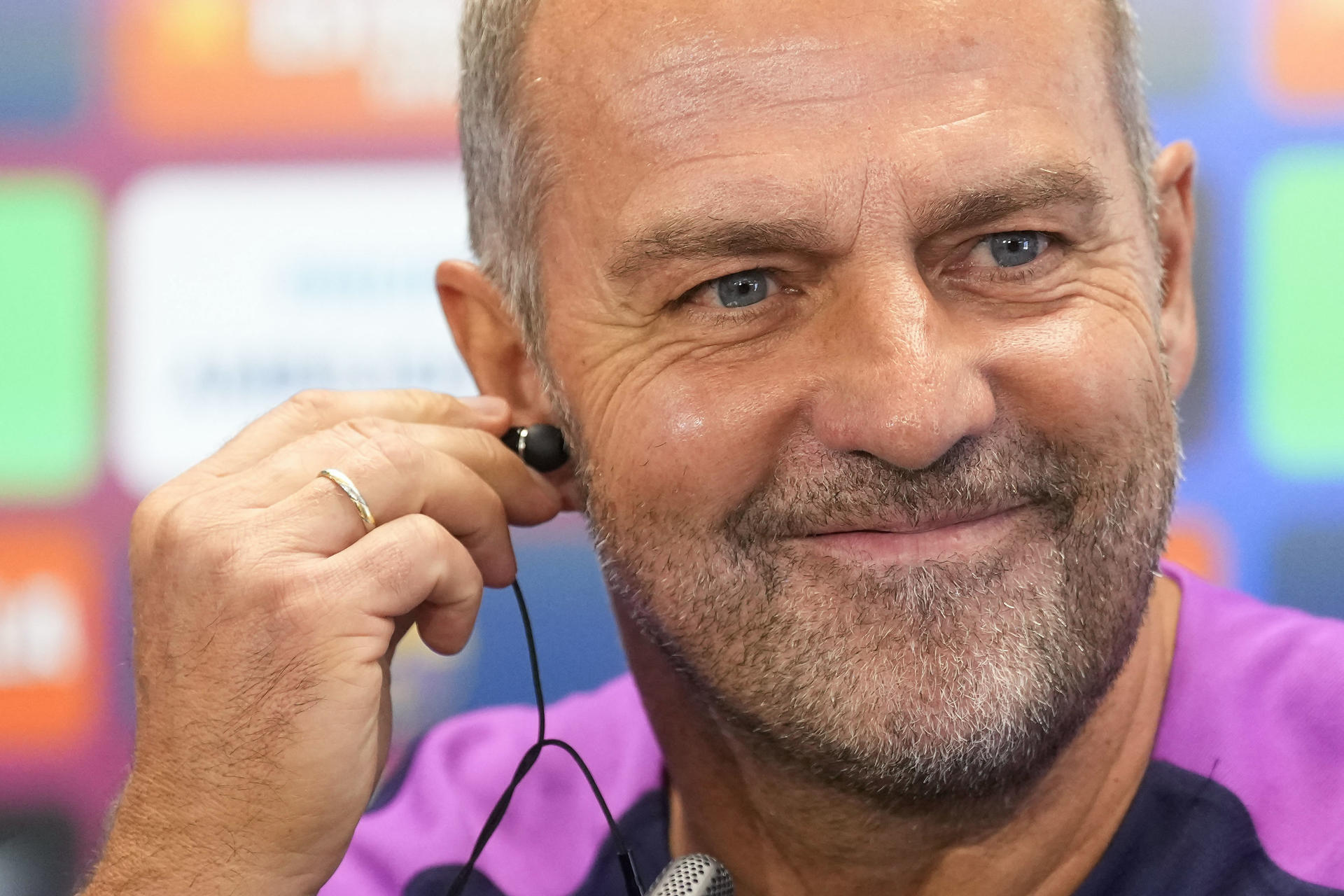 El técnico Hansa Flick durante la rueda de prensa posterior al entrenamiento del primer equipo del FC Barcelona en la Ciudad Deportiva Joan Gamper, este sábado. EFE/Enric Fontcuberta