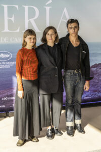La directora Carla Simón (c) con los actores protagonistas Lucía García y Miguel Martín de Bustamante en el photocall previo al estreno de su película "Romería", este martes en Vigo. EFE / Salvador Sas