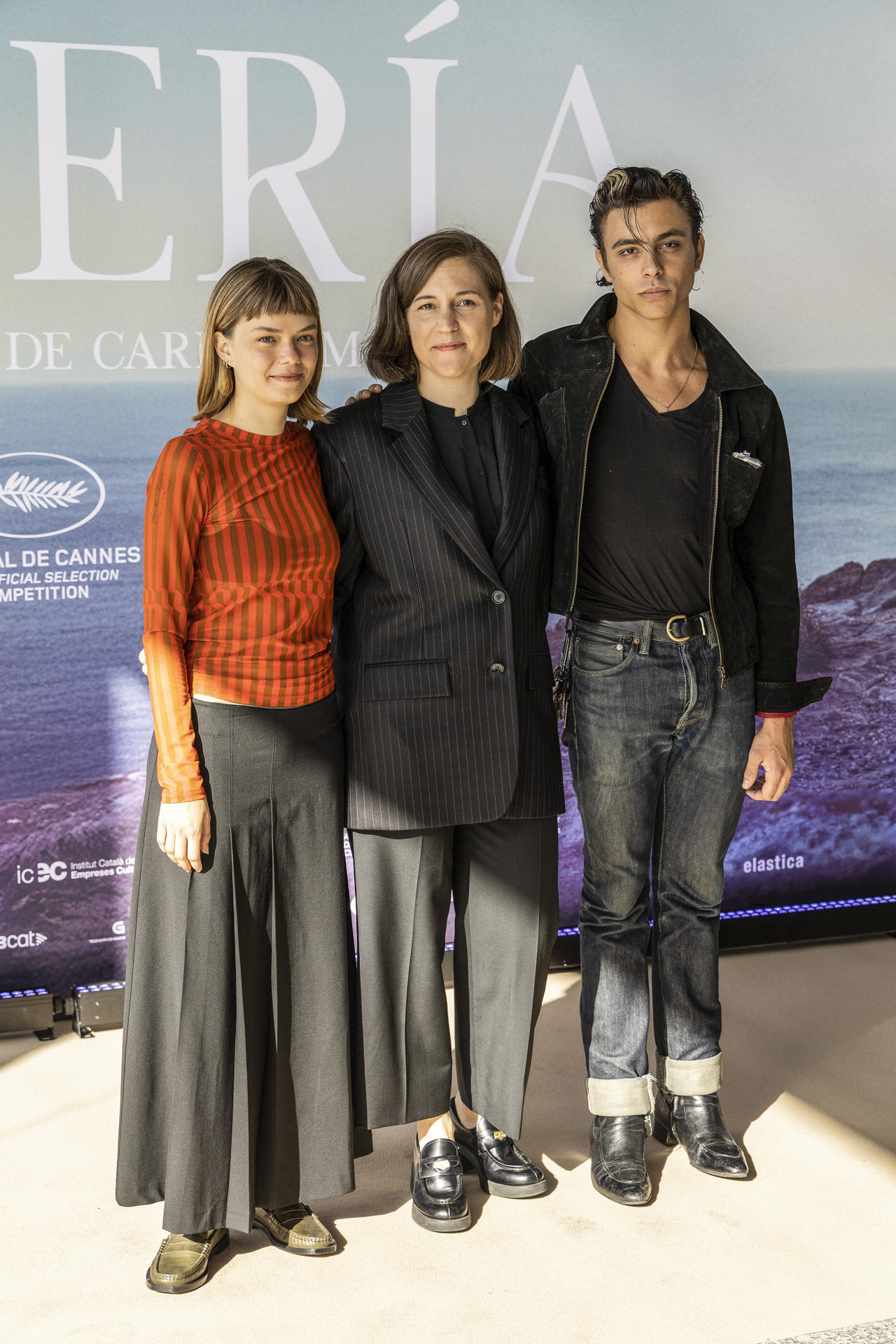 La directora Carla Simón (c) con los actores protagonistas Lucía García y Miguel Martín de Bustamante en el photocall previo al estreno de su película "Romería", este martes en Vigo. EFE / Salvador Sas
