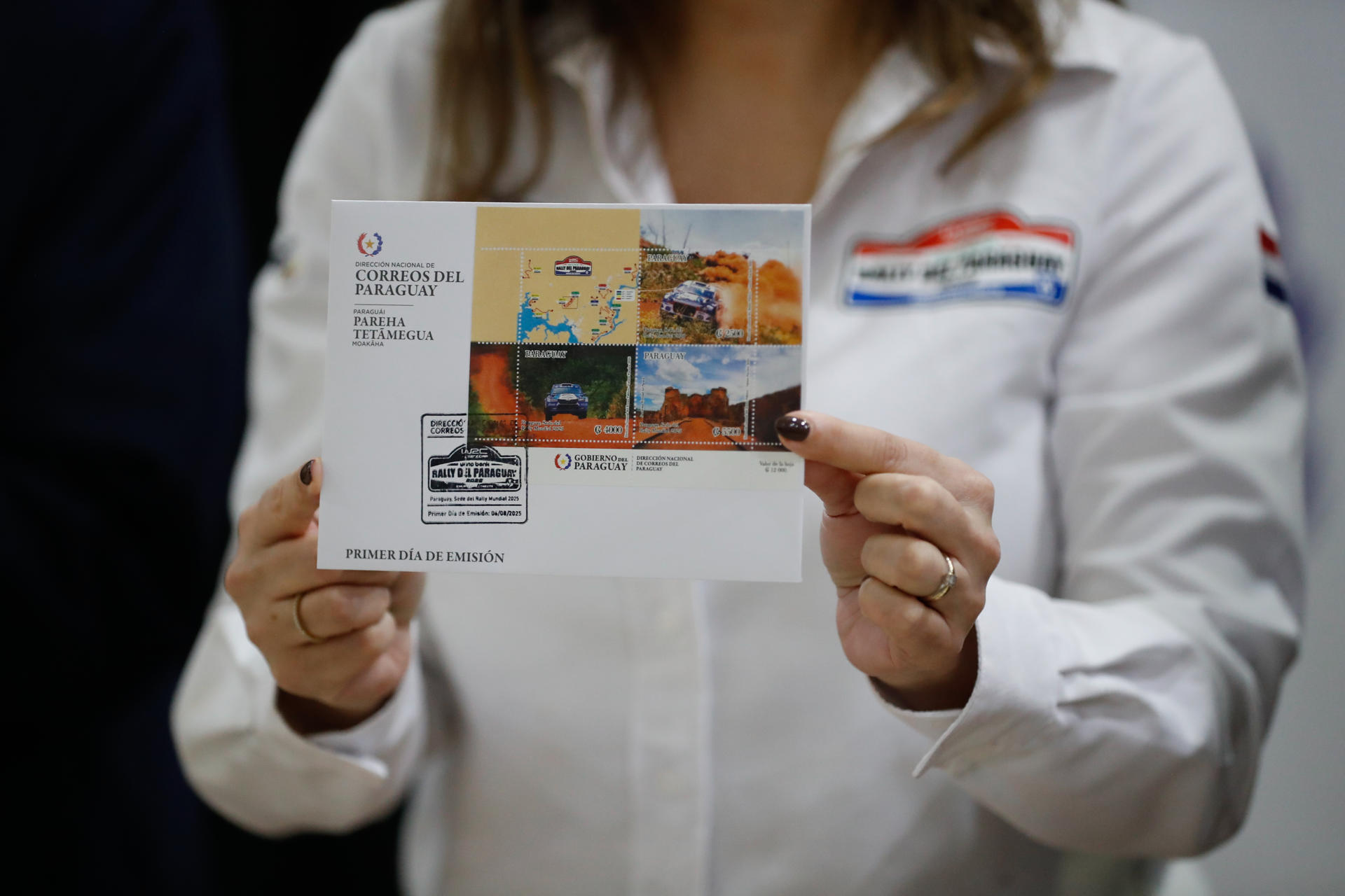 La ministra de Turismo de Paraguay, Angie Duarte sostiene la primera pieza de la emisión postal conmemorativa 'Paraguay, sede del Rally Mundial 2025'. EFE/ Juan Pablo Pino