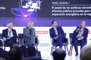 Desde la izquierda, el presidente y CEO de International Copper Association, Juan Ignacio Díaz; el vicepresidente de Siemens Energy México, Centroamérica y el Caribe, Javier Pastorino; el director de banca de industrias especializadas Citi México, Salomón Amkie, y el ministro consejero para la sostenibilidad y la transición energética en la delegación de la Unión Europea en México, Javier Arribas, hablan durante el foro ‘Energy Talks 2025’ este jueves, en la Ciudad de México (México). EFE/ Sáshenka Gutiérrez