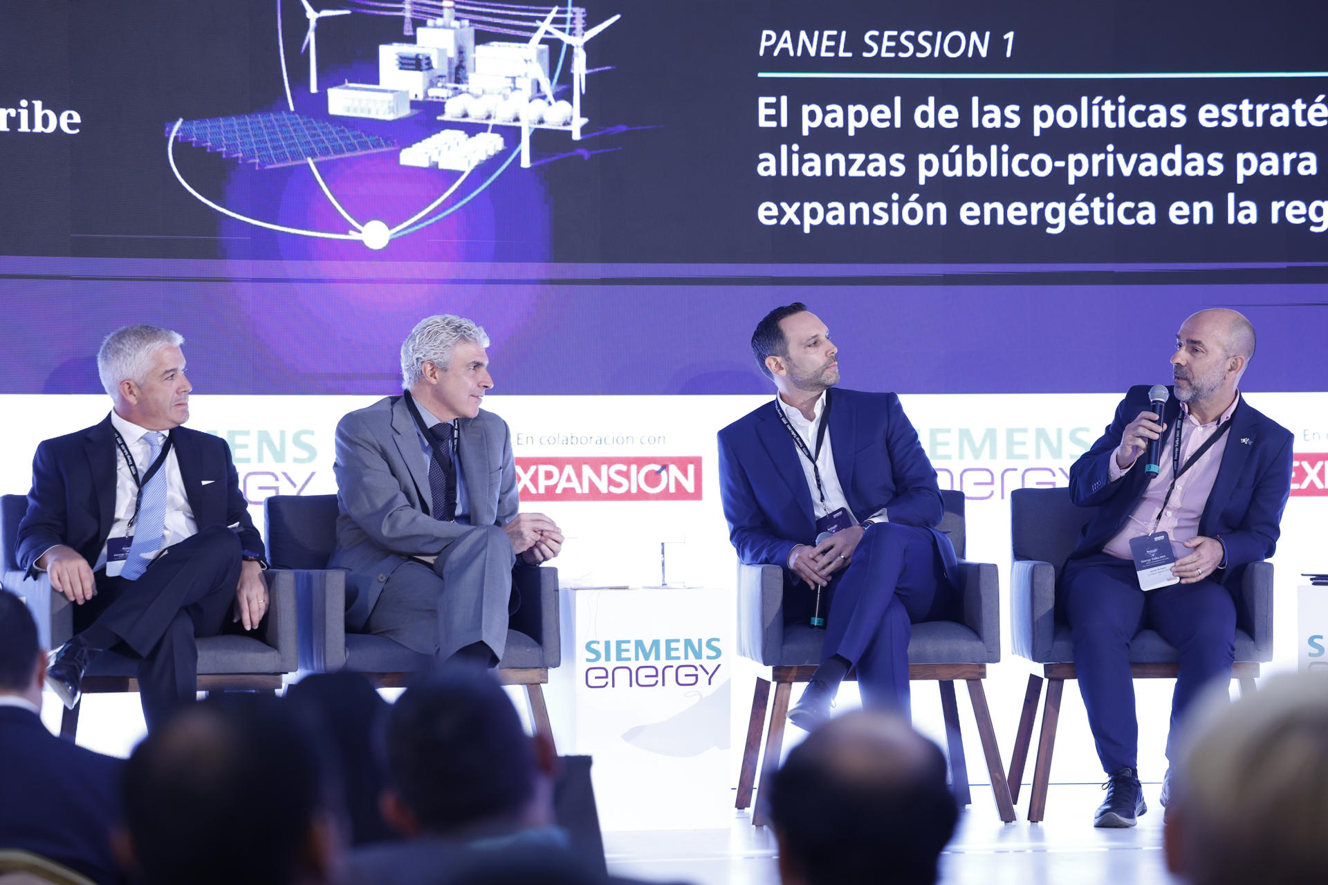 Desde la izquierda, el presidente y CEO de International Copper Association, Juan Ignacio Díaz; el vicepresidente de Siemens Energy México, Centroamérica y el Caribe, Javier Pastorino; el director de banca de industrias especializadas Citi México, Salomón Amkie, y el ministro consejero para la sostenibilidad y la transición energética en la delegación de la Unión Europea en México, Javier Arribas, hablan durante el foro ‘Energy Talks 2025’ este jueves, en la Ciudad de México (México). EFE/ Sáshenka Gutiérrez