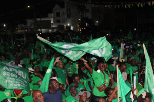 Personas asisten al último acto de campaña de la Alianza para la Unidad Nacional (APNU) este sábado, en Georgetown (Guyana). EFE/ Nazima Raghubir