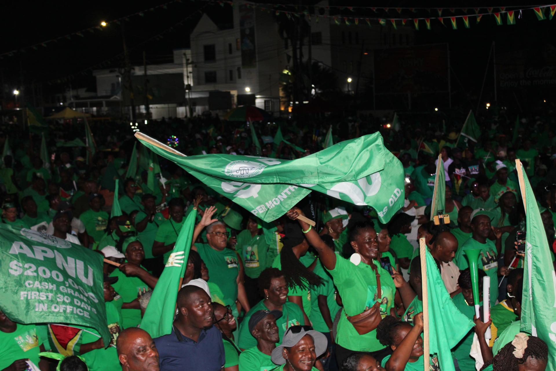 Personas asisten al último acto de campaña de la Alianza para la Unidad Nacional (APNU) este sábado, en Georgetown (Guyana). EFE/ Nazima Raghubir