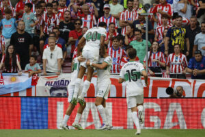Los jugadores del Elche celebran el primer gol de su equipo durante el partido de fútbol de LaLiga EA Sports entre el Atlético de Madrid y el Elche, en el estadio Metropolitano de Madrid. EFE/ Mariscal