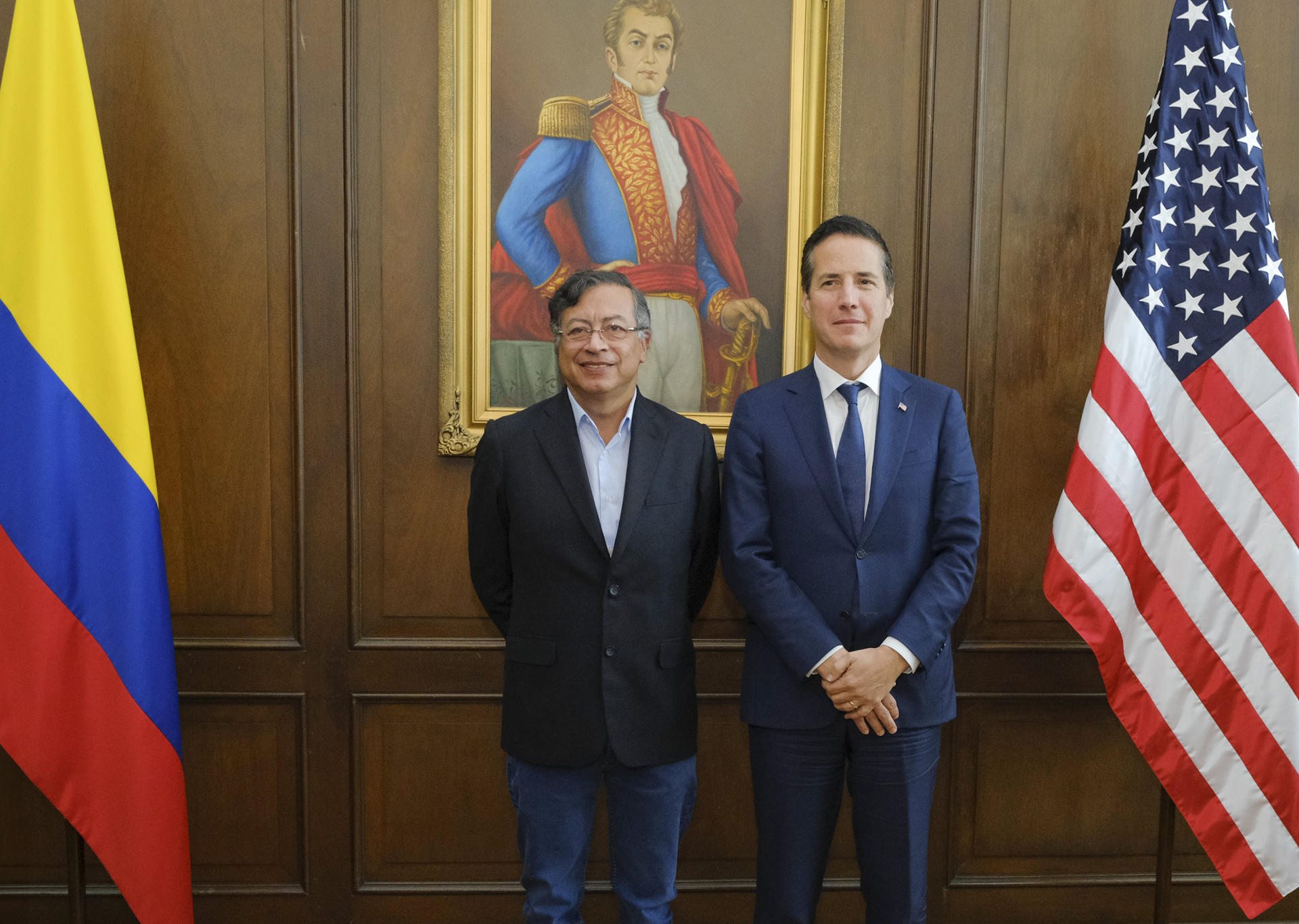 Fotografía cedida por la Presidencia de Colombia de su mandatario, Gustavo Petro (i), junto al senador estadounidense Bernie Moreno este viernes, en Bogotá (Colombia). EFE/ Presidencia de Colombia