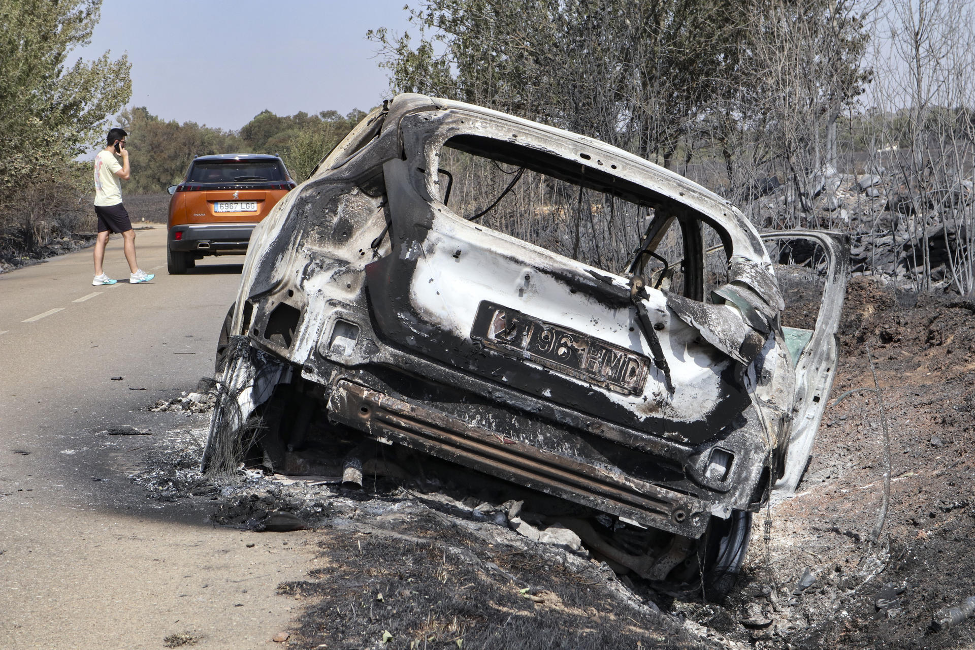 Vehículo calcinado por el incendio forestal de Abejera (Zamora). Además de seis personas heridas, la virulencia de las llamas a su paso por la zona la tarde del martes ha hecho que se hayan quemado al menos una decena de viviendas y otras edificaciones en esa localidad del entorno de la Sierra de la Culebra de Zamora. EFE/Mariam A. Montesinos

