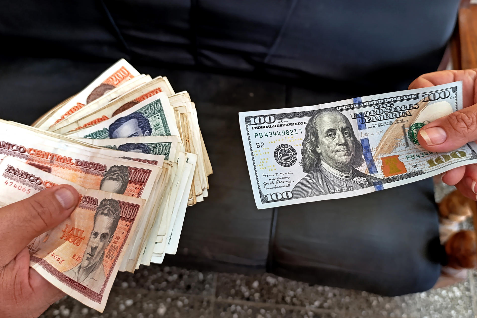 Fotografía del 10 de agosto de 2025 que muestra billetes del Banco Central de Cuba y un dolar de Estados Unidos, en La Habana (Cuba). EFE/ Ernesto Mastrascusa