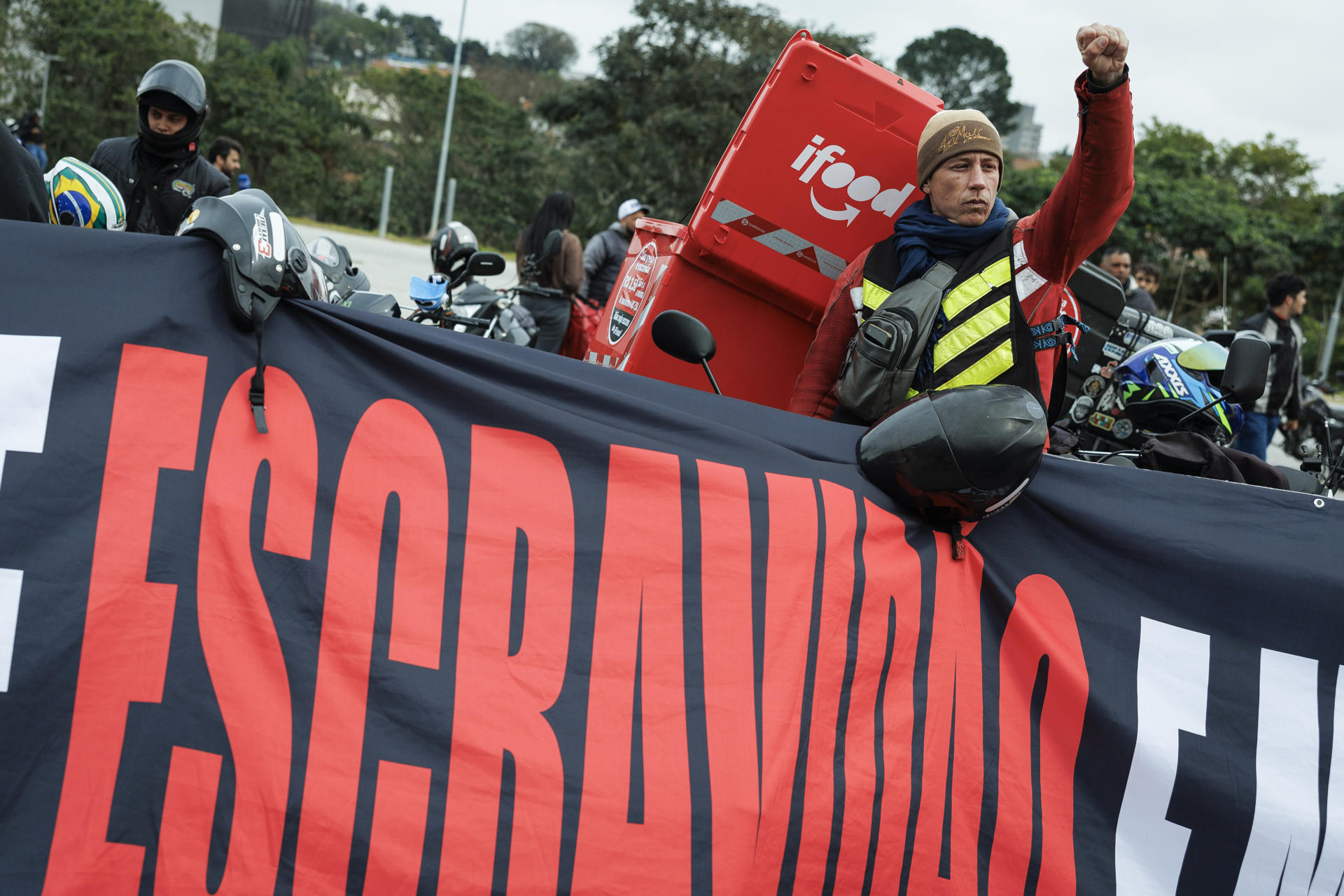 Un hombre participa en una protesta de repartidores de aplicaciones de comida este martes, frente al lugar donde se realiza el evento iFood Move 2025, en Sao Paulo (Brasil). EFE/ Isaac Fontana