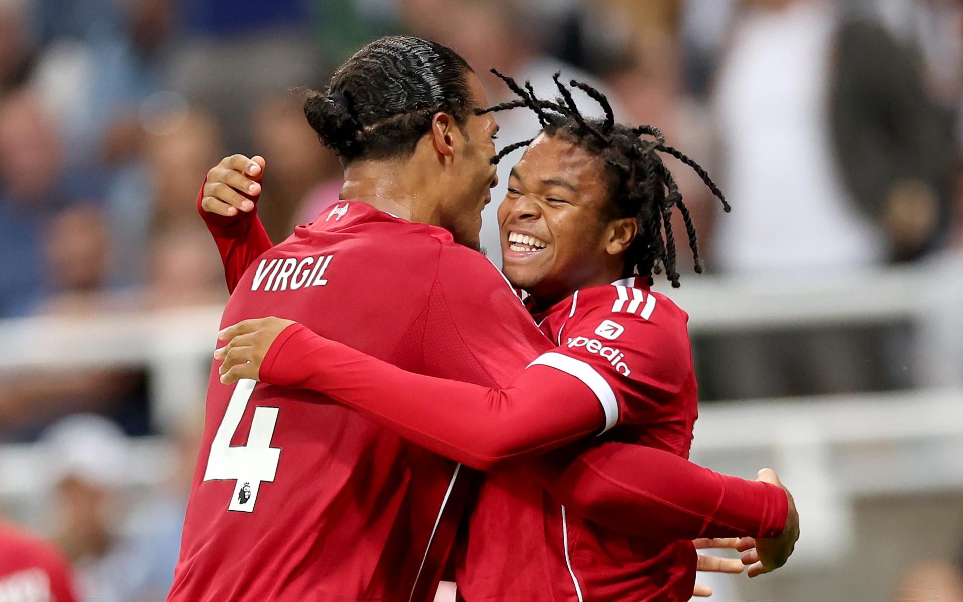 Rio Ngumoha celebra el 2-3 al Newcastle junto a Van Dijk. EFE/EPA/ADAM VAUGHAN.