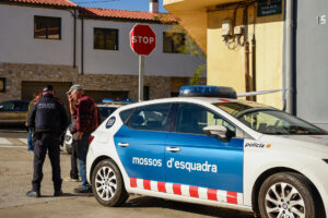 Imagen de archivo de una patrulla de los Mossos d'Esquadra en la localidad leridana de Tàrrega. EFE/ Alex López