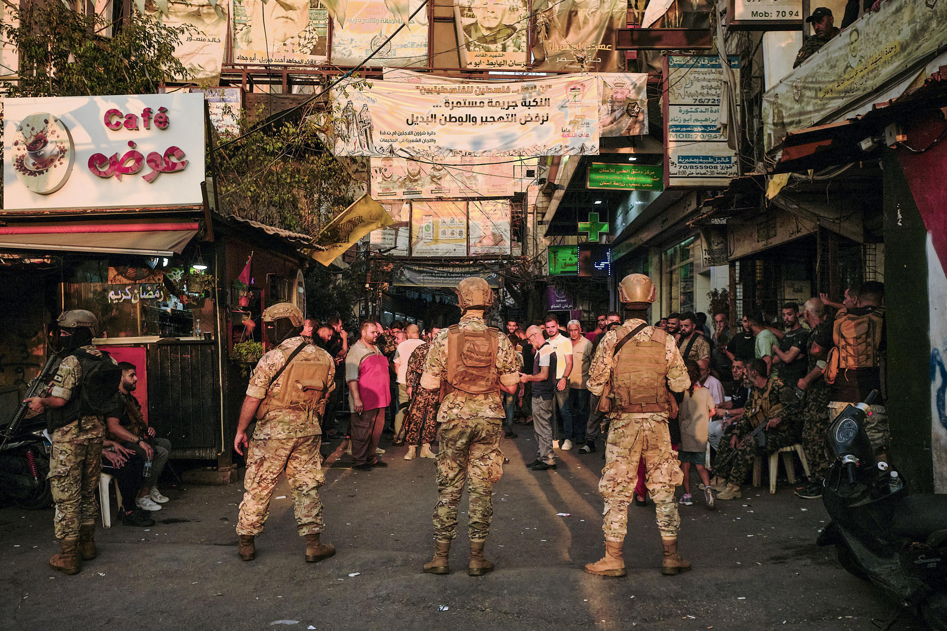 - El Ejército libanés recibió este jueves un conjunto de armas en el campo palestino de Burj al Barajneh, en Beirut, en lo que las autoridades han considerado el inicio del proceso de desarme de los doce campamentos de refugiados de esa comunidad en el país. "Doy la bienvenida al lanzamiento del proceso de entrega de las armas palestinas que comenzó hoy en el campo de Burj al Barajneh en Beirut, donde fue cedida la primera tanda de armamento y puesta bajo custodia del Ejército libanés", dijo el primer ministro, Nawaf Salam, en su cuenta de X. EFE/ Edgar Gutierrez
