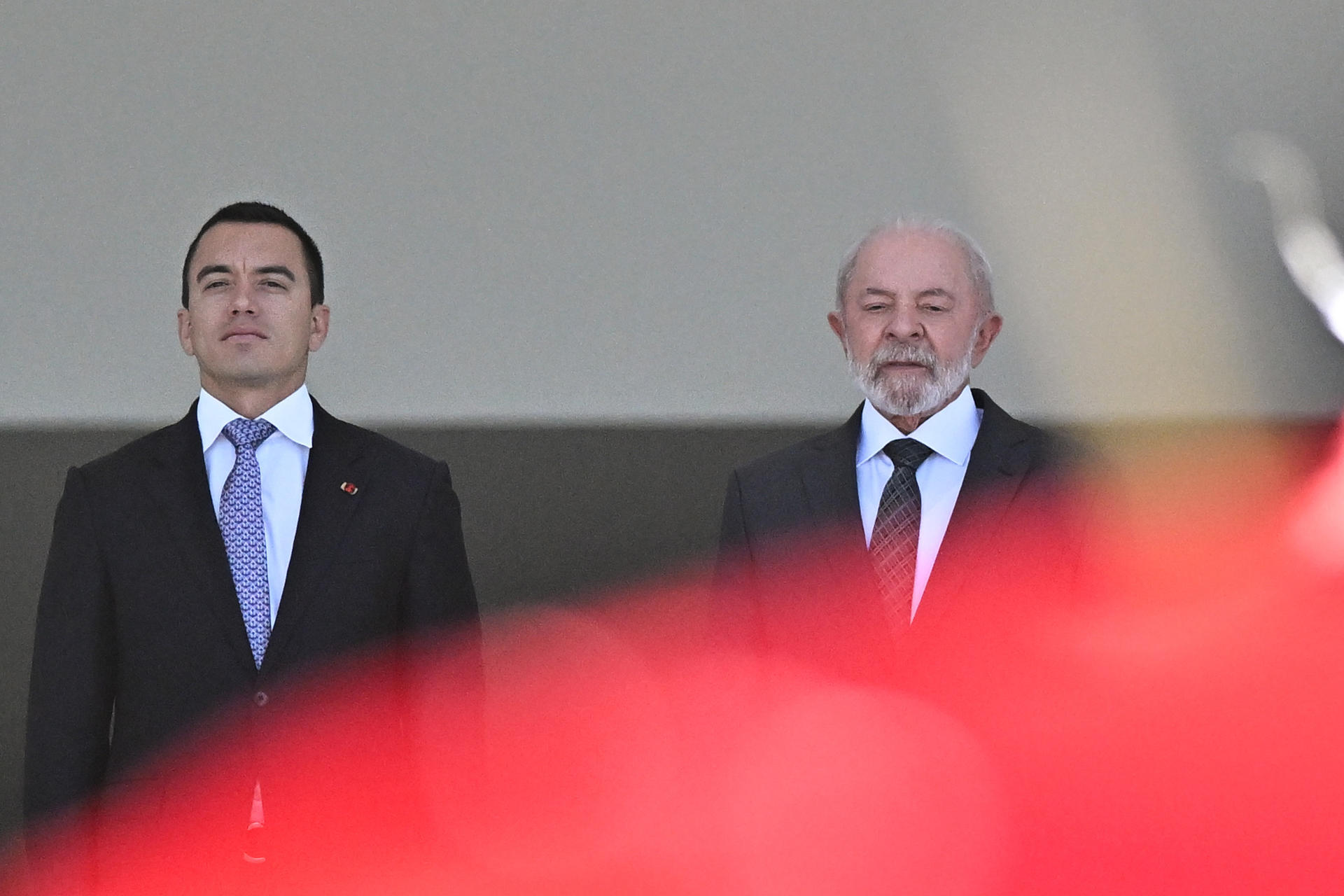 El presidente de Brasil, Luiz Inácio Lula da Silva (d), recibe a su homólogo de Ecuador, Daniel Noboa, para discutir asuntos de cooperación y alternativas para potenciar la relación en medio de la guerra comercial desatada por Estados Unidos, este lunes en Brasilia (Brasil). EFE/ Andre Borges