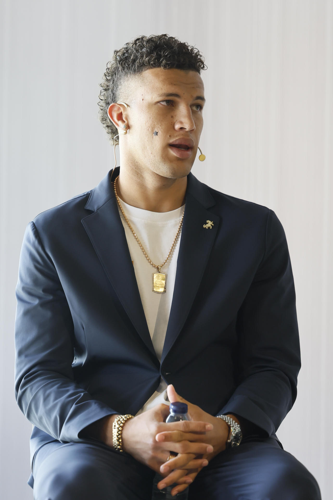 El centrocampista colombiano Nelson Deossa durante su presentación como nuevo jugador del Real Betis en la Ciudad Deportiva del club, tras el acuerdo para su traspaso alcanzado con el Rayados de Monterrey mexicano, este lunes en Sevilla. EFE/José Manuel Vidal