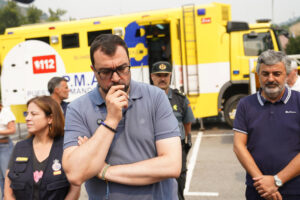 El presidente del Principado, Adrián Barbón (c), la delegada del Gobierno Adriana Lastra (i) y el consejero de Medio Ambiente Alejandro Calvo (d) visitan este domingo el puesto de mando avanzado (PMA) en Cangas del Narcea, desde donde se coordinan las labores de extinción de los incendios que afectan a Asturias, tras reforzar el dispositivo de extinción con más medios técnicos y humanos. EFE/Paco Paredes