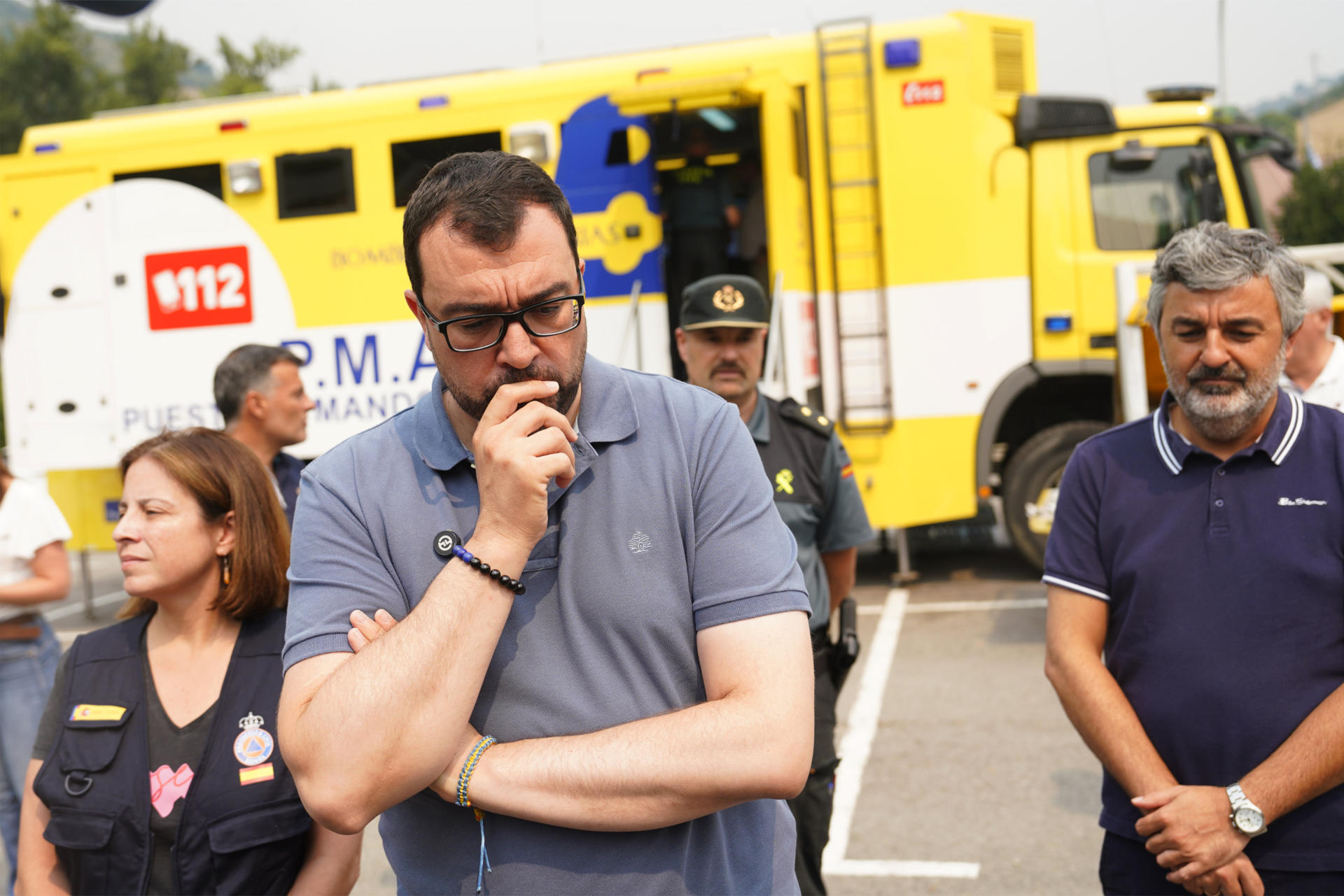 El presidente del Principado, Adrián Barbón (c), la delegada del Gobierno Adriana Lastra (i) y el consejero de Medio Ambiente Alejandro Calvo (d) visitan este domingo el puesto de mando avanzado (PMA) en Cangas del Narcea, desde donde se coordinan las labores de extinción de los incendios que afectan a Asturias, tras reforzar el dispositivo de extinción con más medios técnicos y humanos. EFE/Paco Paredes