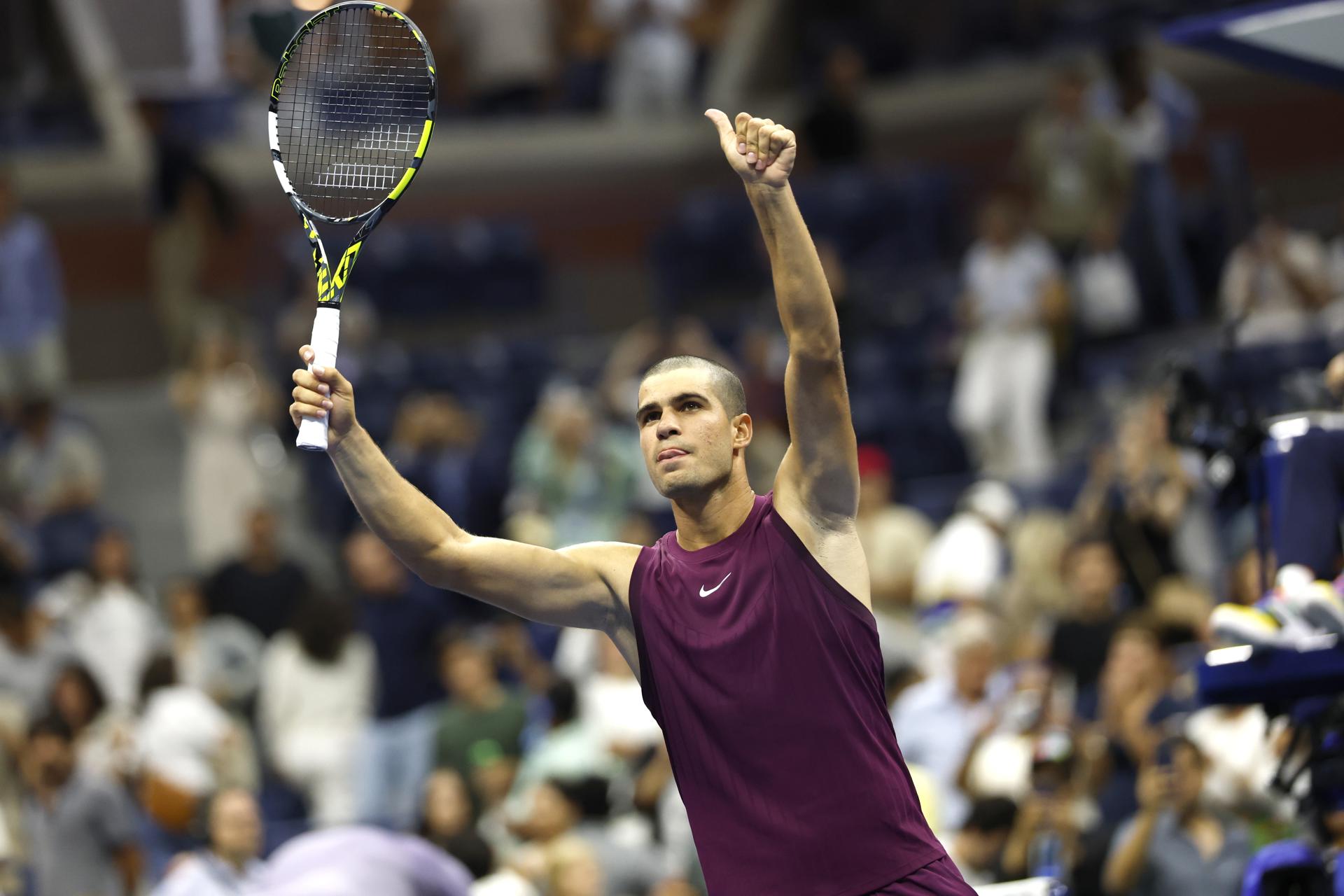 Carlos Alcaraz saluda a los aficionados tras derrotar al estadounidense Reilly Opelka, en la primera ronda del Abierto de Estados Unidos. EFE/EPA/JOHN G. MABANGLO
