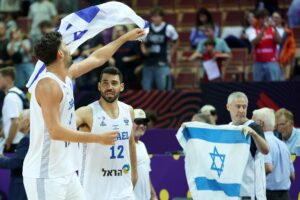 Los internaciones de Israel celebran la victoria contra Francia en Katowice, Polonia. EFE/EPA/JAREK PRASZKIEWICZ POLAND OUT