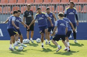 Los jugadores del Atlético, durante el entrenamiento. EFE/Chema Moya.