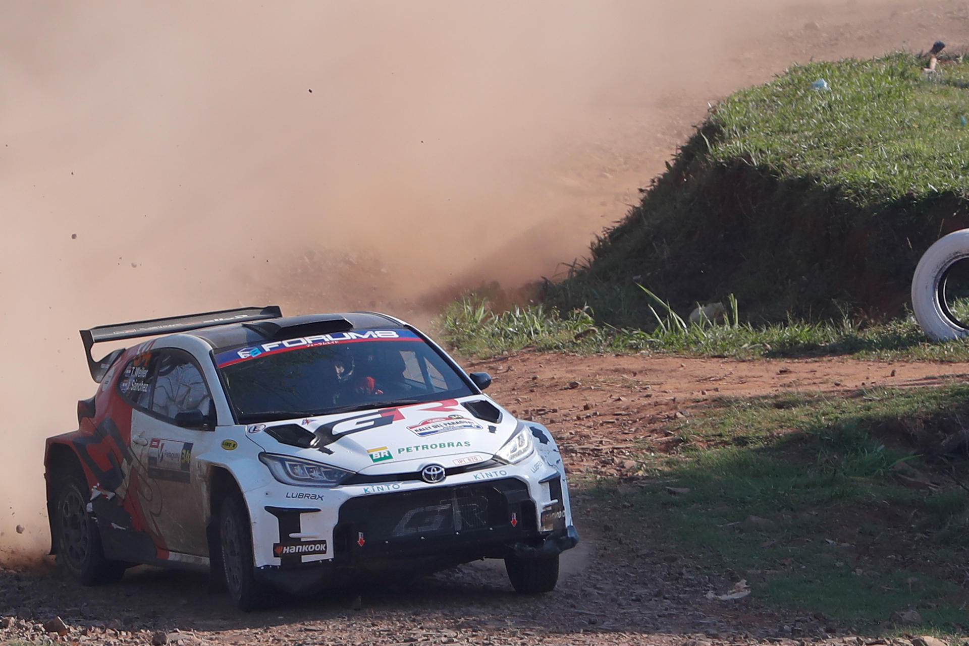 Los pilotos de Paraguay Tiago Weiler y Juan Sánchez, del equipo Tiago Weiler, compiten en la segunda jornada del Rally de Paraguay del Campeonato Mundial de Rallies (WRC) en General Artigas (Paraguay). EFE/Juan Pablo Pino