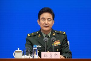 El mayor general Xu Guizhong, subdirector ejecutivo de la Oficina de Mando del Desfile Militar del Mando del Teatro Central del EPL y subdirector general del Departamento de Trabajo Político del Mando del Teatro Central del EPL, participa en una rueda de prensa sobre los preparativos para el desfile militar del 3 de septiembre en Pekín, China. EFE/EPA/JESSICA LEE