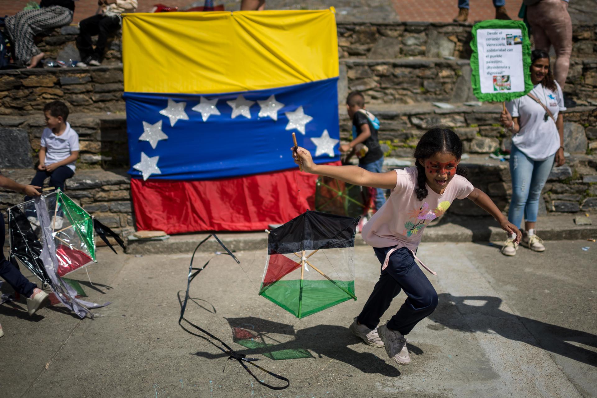 Una niña vuela una cometa durante un homenaje a los niños de Palestina este 20 de agosto de 2025, en Caracas (Venezuela). EFE/ Miguel Gutiérrez
